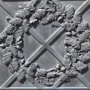 Oak Garland Lead Planter