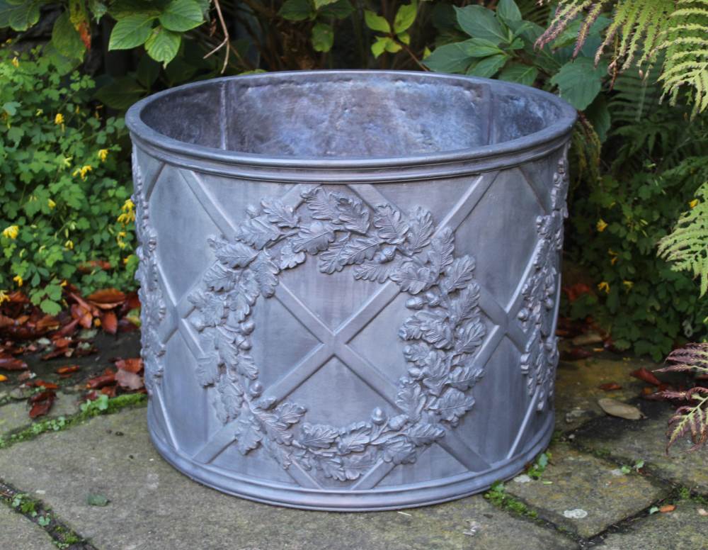 OAK GARLAND ROUND LEAD PLANTER