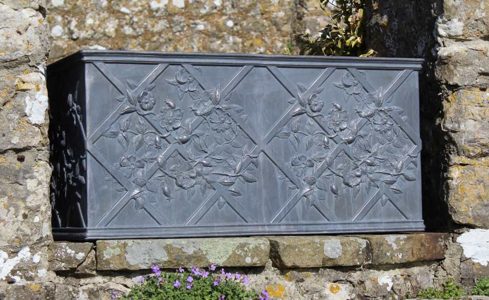 DOG ROSES LEAD CISTERN - Image 4