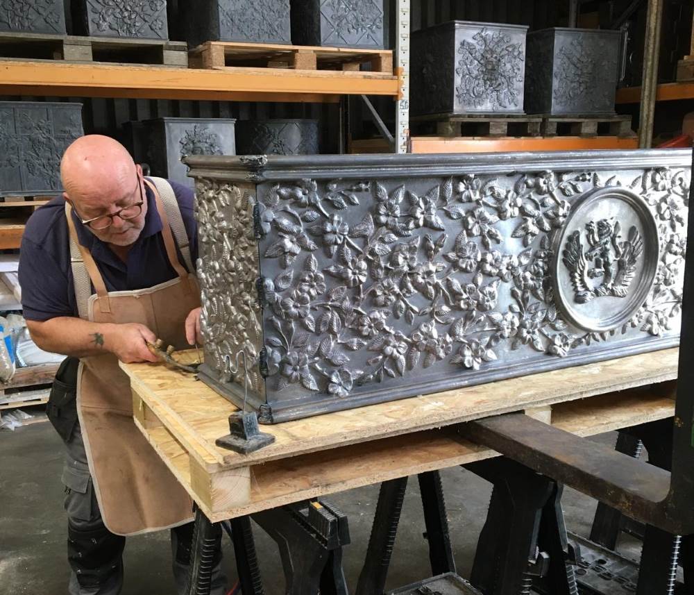 RAMBLING ROSE BESPOKE LEAD PLANTER - Image 4